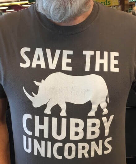 رجل يرتدي قميصا مضحكا تي شيرت عليه صورة ظلية لوحيد القرن مكتوب عليه: Save The Chubby Unicorns